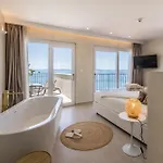 Aria Hotel 4*